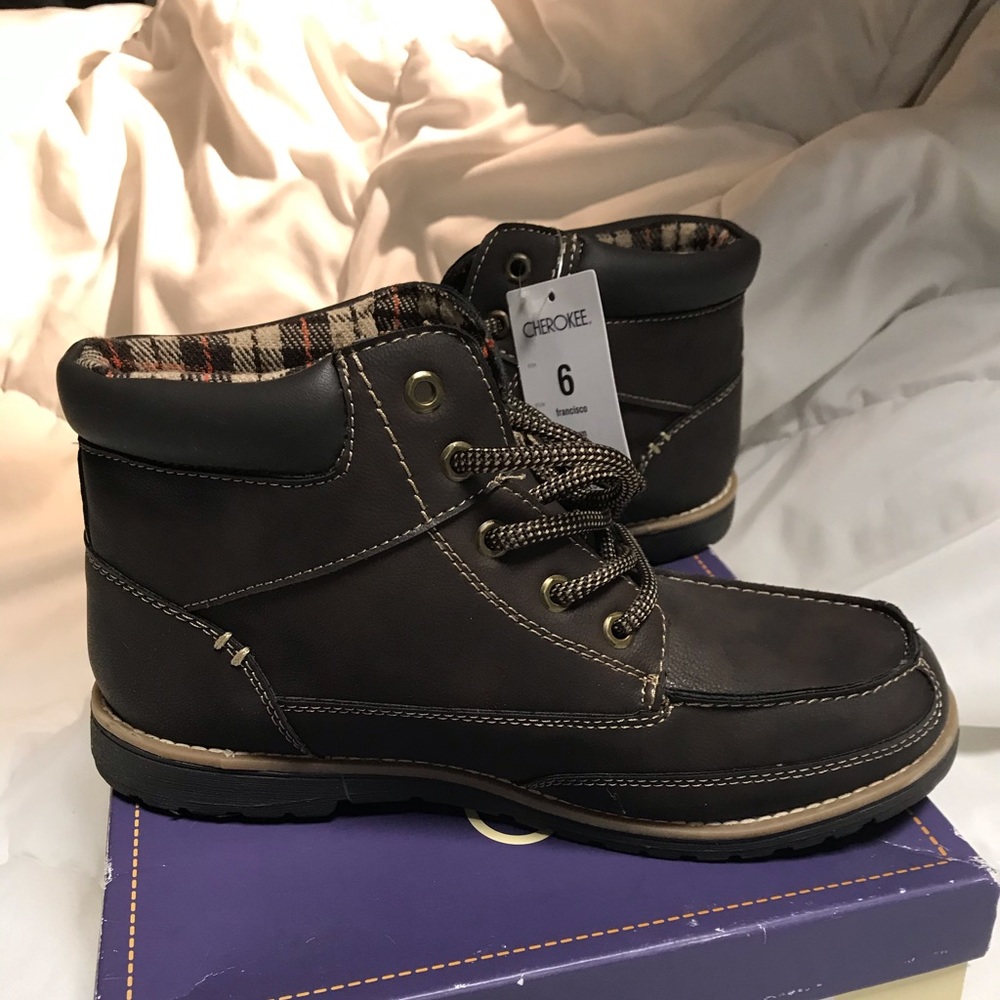 Kids Ankle Boot. Color Brown. Size 6